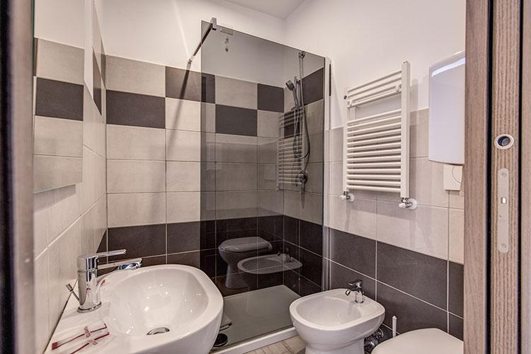 Bathroom, Floor 6, Roma