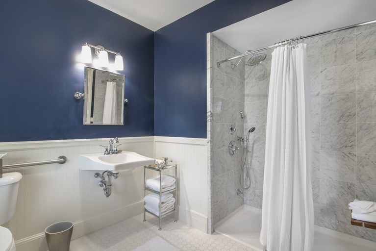 Bathroom 5, Omni Bretton Arms Inn at Mount Washington, Coos