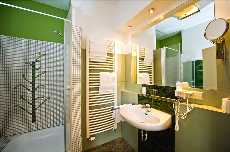 Bathroom 4, Hotel Monpti, Heidelberg