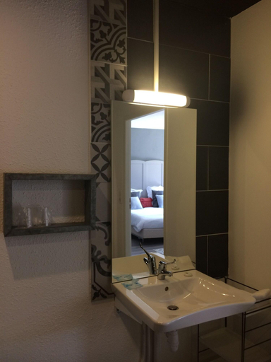 Bathroom 5, La Route des Vins, Rhône
