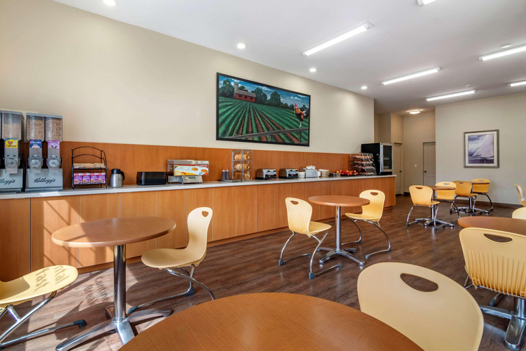 Food & Drinks 5, Econo Lodge Inn & Suites Kelowna, Central Okanagan