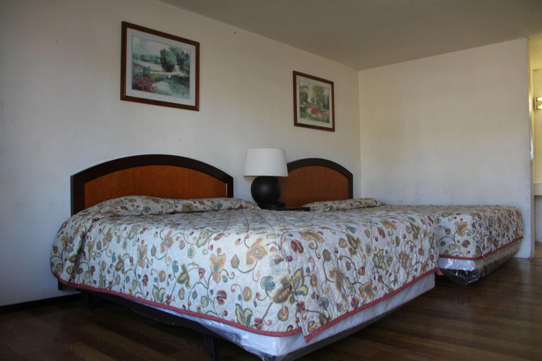Bedroom 3, LoneStar Inn & Suites, Grayson