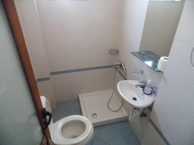Bathroom 4, Hotel Veli, Sarandës