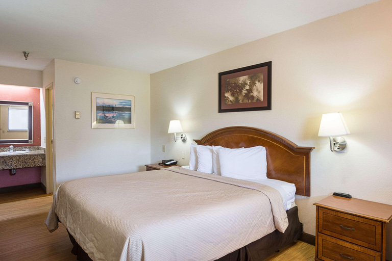 Bedroom 3, Bay Inn On Busch, Hillsborough