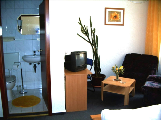 Bedroom 4, Hotel Zum Goldenen Löwen, Saalekreis