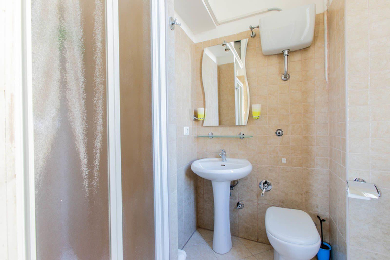 Bathroom 4, Flower Guesthouse, Rome