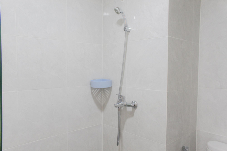 Bathroom 5, Comfort Minimalist Studio at Parkland Avenue Apartment By Travelio, Tangerang Selatan