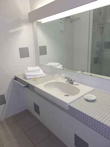 Bathroom 5, Hotel Royal Vezere, Dordogne