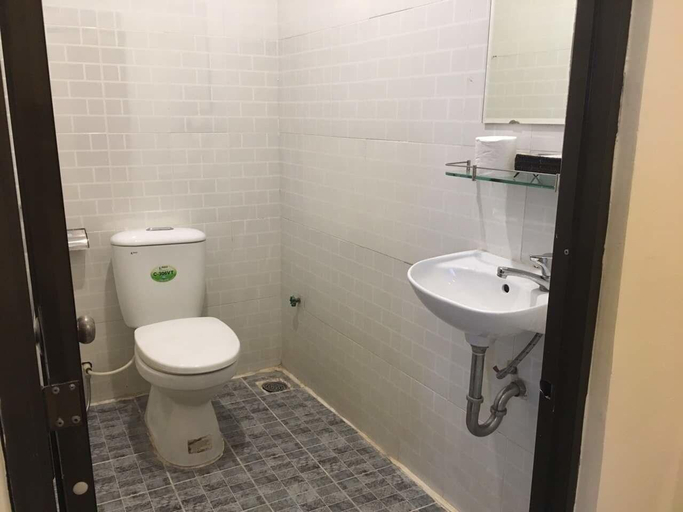 Bathroom 4, New Legend Hotel, District 1