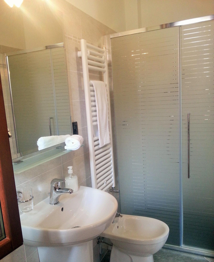 Bathroom 5, CQ Rooms Verona, Verona