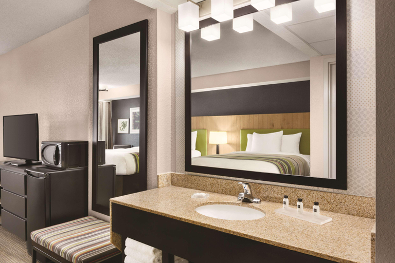 Bathroom 4, Country Inn&Suites Radisson Pigeon Forge South Tn, Sevier