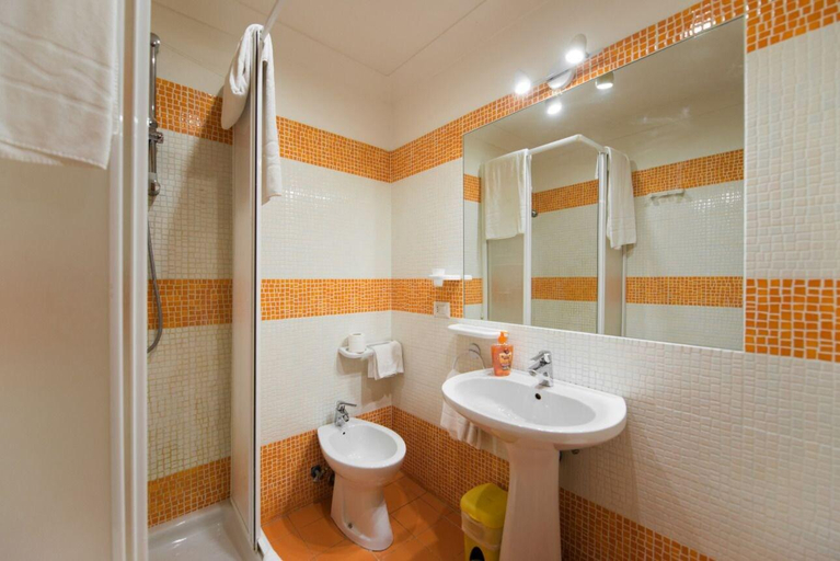 Bathroom 4, B&B Rifugio di Roma upon Metro B pvt bathroom pvt balcon, Roma