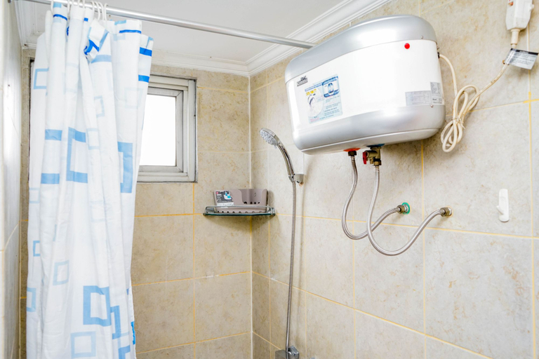 Bathroom 5, Comfy and Cozy 2BR Great Western Resort Apartment By Travelio, Tangerang