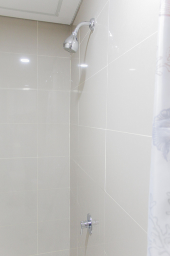 Bathroom 5, Comfy and Stylish Studio Apartment at B Residence By Travelio, South Tangerang