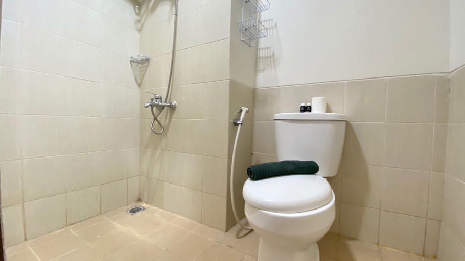 Bathroom 3, Homey Studio Apartment at Harvard Jatinangor near IPDN By Travelio, Sumedang