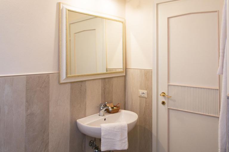 Bathroom 5, Dimora Salviati, Florence