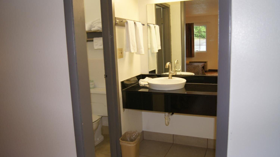 Bathroom 5, Executive Inn, Cumberland