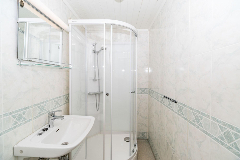 Bathroom 3, Hemmingodden Lodge, Vestvågøy