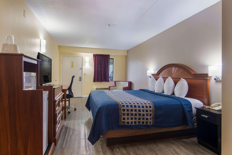 Bedroom 4, Rodeway Inn and Suites Monroeville-Pittsburgh, Allegheny