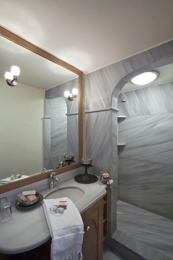 Bathroom 4, Hotel Empress Zoe, Fatih