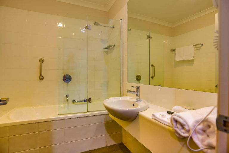 Bathroom 4, Murray Waters Motor Inn & Apartments, Gannawarra