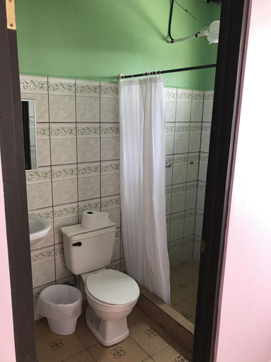 Bathroom 4, Hotel Del Rio, Liberia