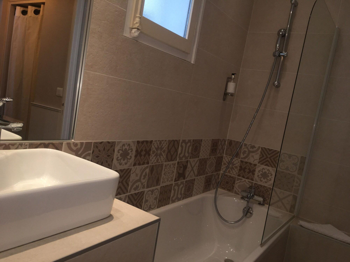Bathroom 4, Hotel du Parc - Montpellier, Hérault