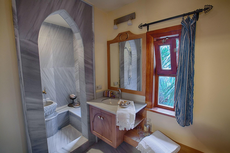 Bathroom 4, Hotel Empress Zoe, Fatih