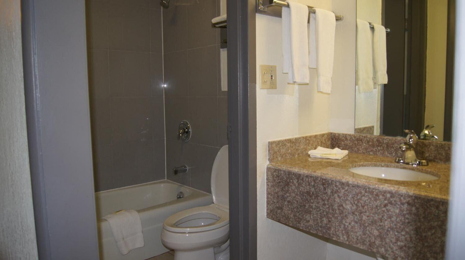 Bathroom 4, Executive Inn, Cumberland