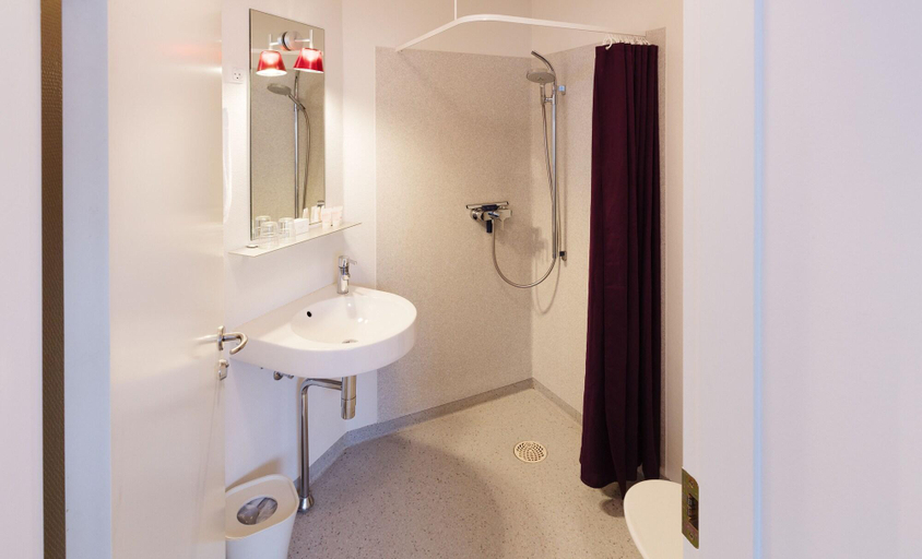 Bathroom 4, Hotel Tórshavn, Tórshavn
