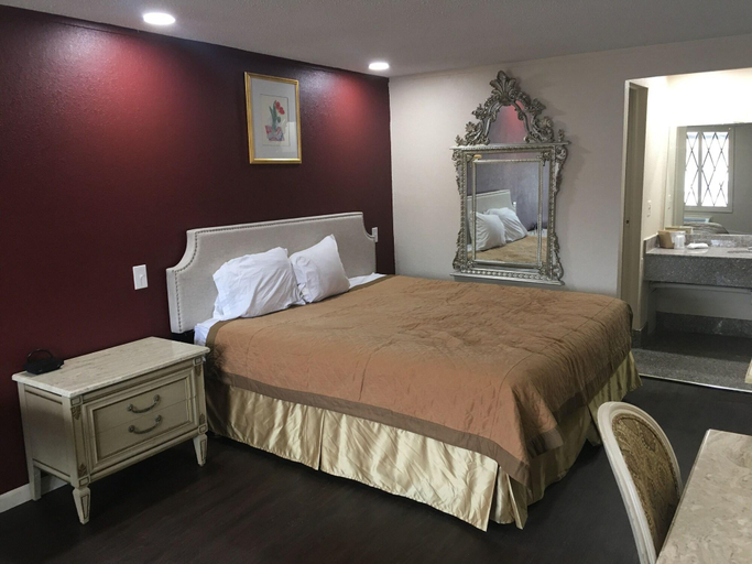 Bedroom 5, A Victory Inn - Roseville, Macomb