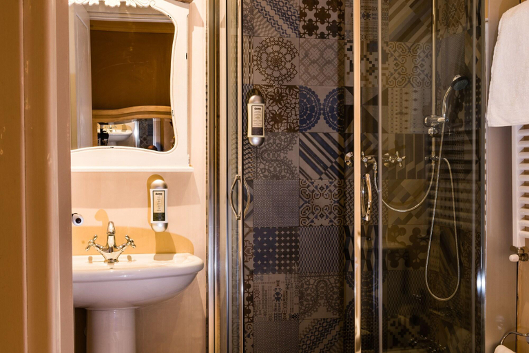 Bathroom 5, Borgo del Carato, Syracuse