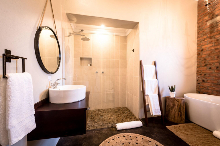 Bathroom 4, The Hilton Bush Lodge, Umgungundlovu