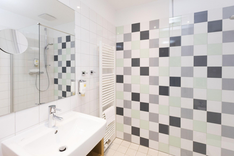 Bathroom 4, Im-Jaich OHG Hotel Bremerhaven, Bremerhaven