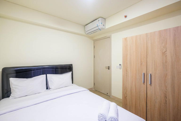 Bedroom 1, Modern 2BR Room at Meikarta Apartment By Travelio, Cikarang