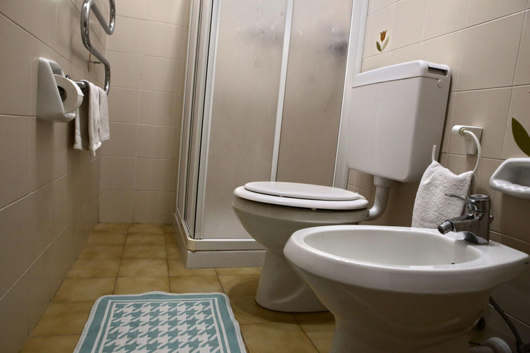 Bathroom 4, Albergo Gusmeroli, Sondrio