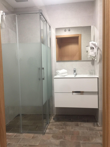 Bathroom 4, Hostal Cervelo, Madrid