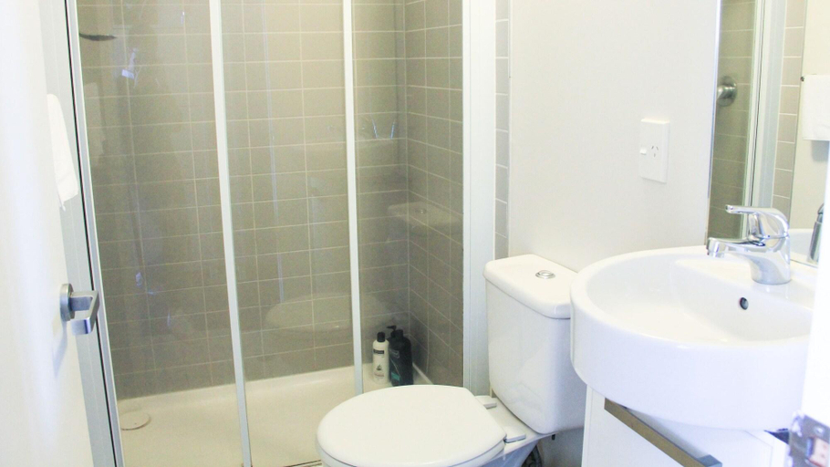 Bathroom, Quadrant 2 Bdr with Seaview & Parking, Waitakere
