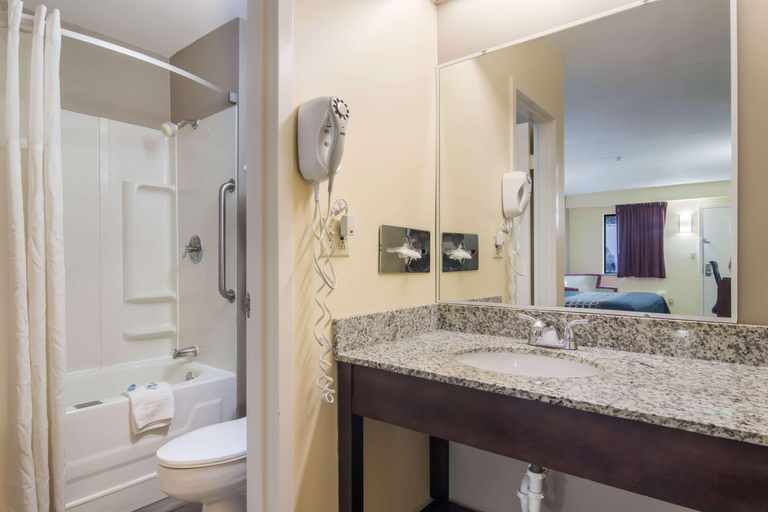 Bathroom 4, Rodeway Inn & Suites Monroeville-Pittsburgh, Allegheny