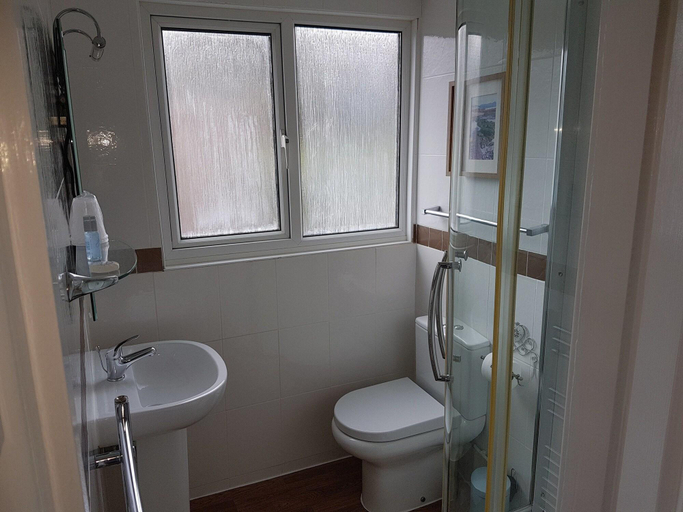 Bathroom 4, Durham House, Devon