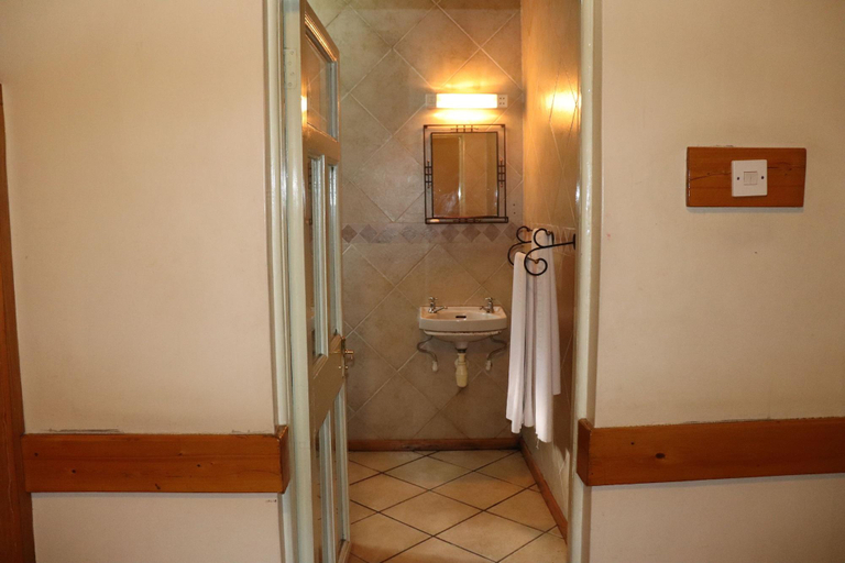 Bathroom 4, Parklands Shade Hotel, Westlands