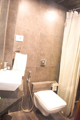 Bathroom 4, Hotel Mumbai International, Mumbai Suburban