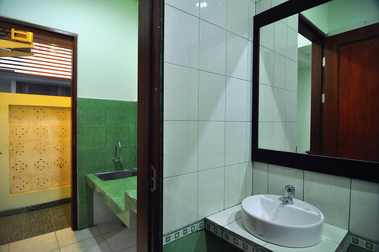 Bathroom, The Ayudya Glogor Carik, Denpasar