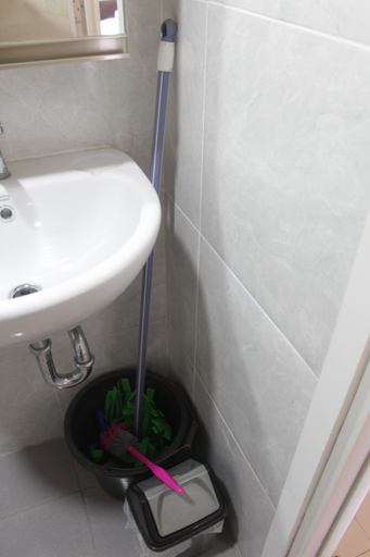 Bathroom 3, Unique and Fresh 2BR Parkland Avenue Apartment By Travelio, Tangerang Selatan