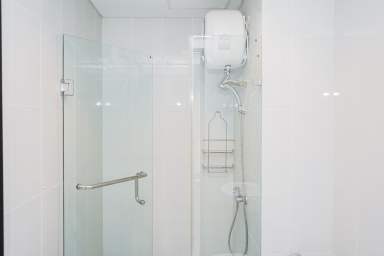 Bathroom 5, Modern Comfy 2BR Casa De Parco Apartment By Travelio, Tangerang