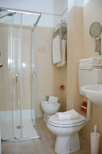 Bathroom 5, City Hotel, Lucca