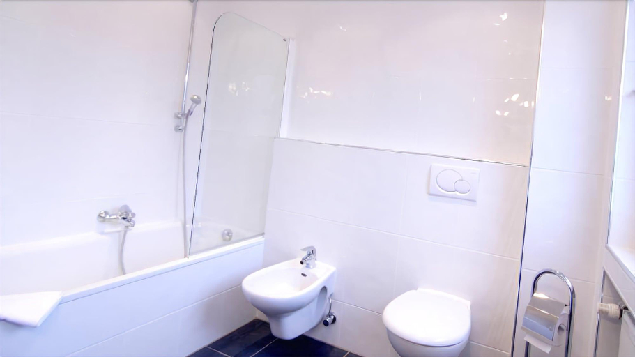 Bathroom 3, Hotel Neuenhof, Wuppertal