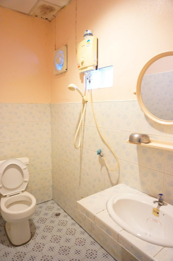 Bathroom 5, Montra Guesthouse, Muang Ranong