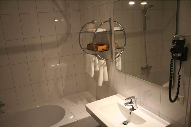 Bathroom 4, Hotel Brasserie Ingredi, Limburg