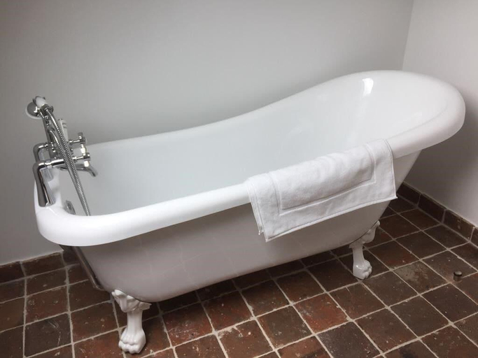 Bathroom 5, L'escale de Broglie, Eure